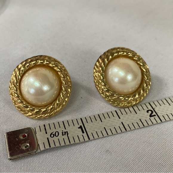 Gorgeous pearl bead button style earrings - Picture 2 of 5